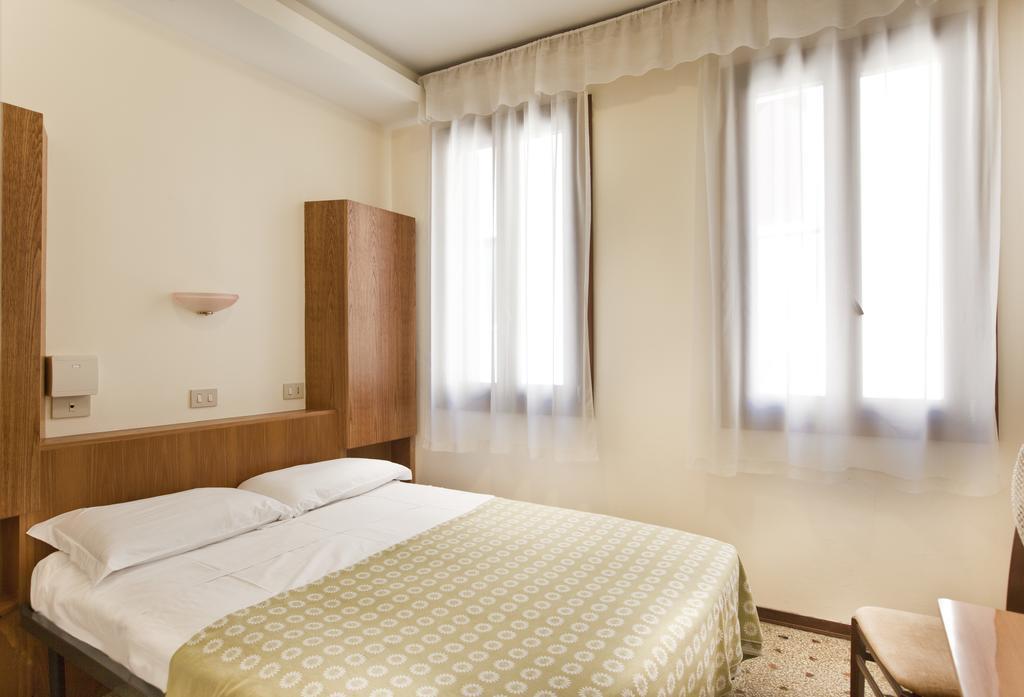 Hotel San Fantin Venedig Zimmer foto